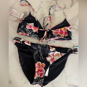 Roxy floral bikini size Medium NWT